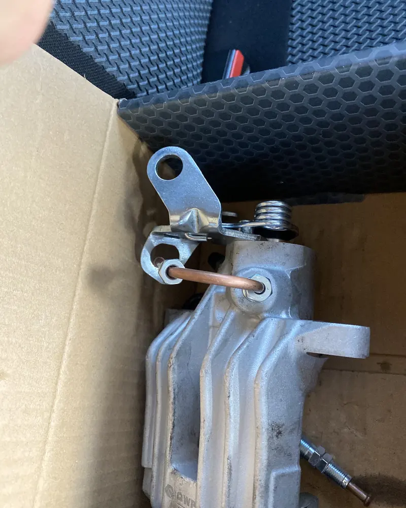 Etrier de frână cu conductă nouă montată