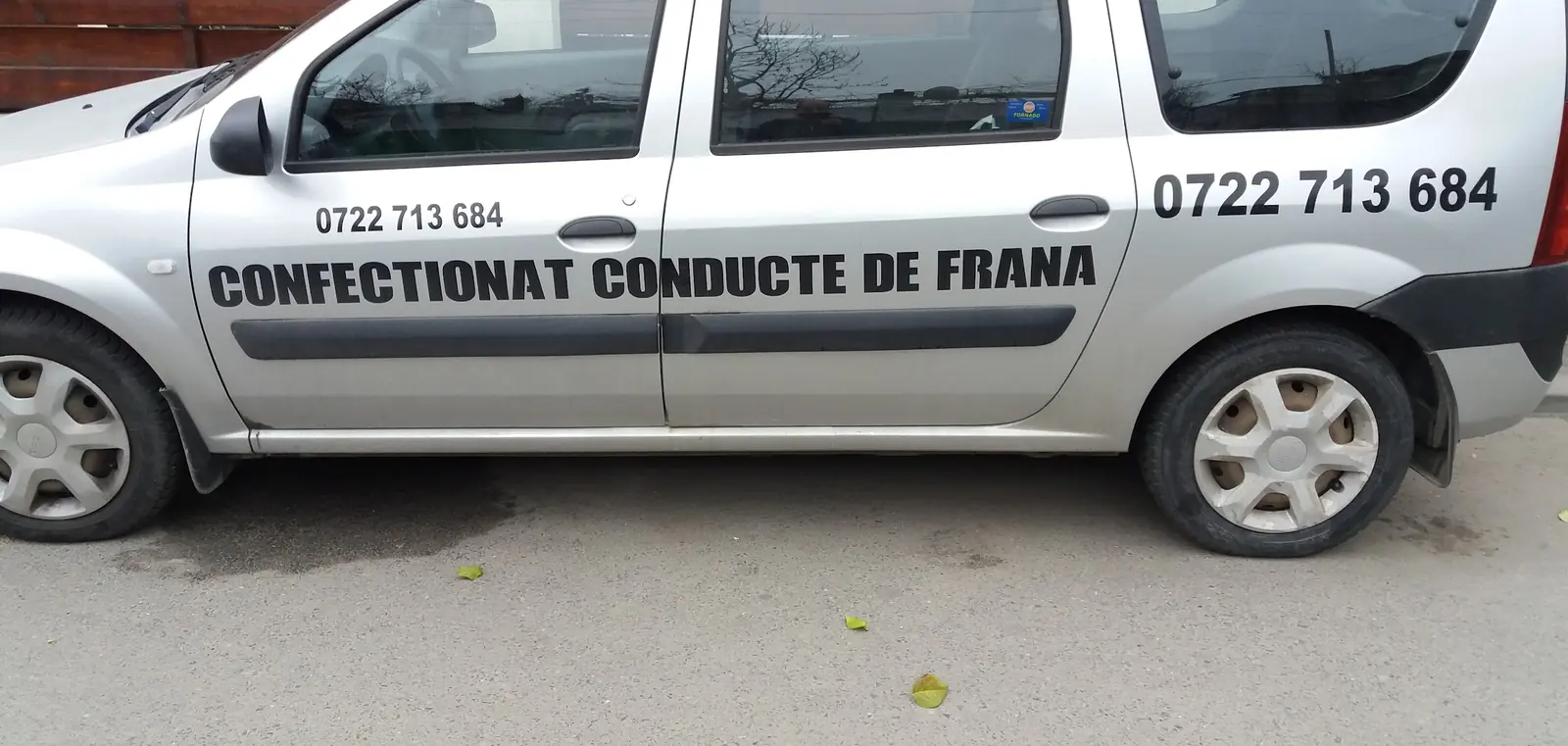 Mașina Conducte Frână, cu inscripția „Confecționat conducte de frână” și numărul 0722 713 684