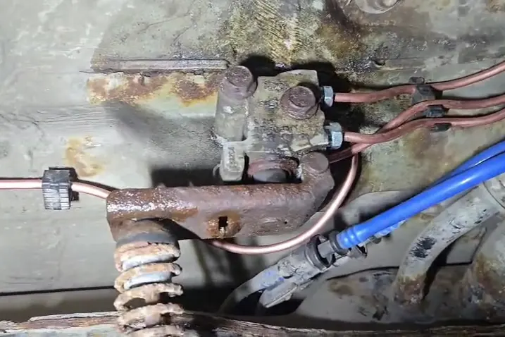 Conducte de frână vechi, ruginite, sub mașină